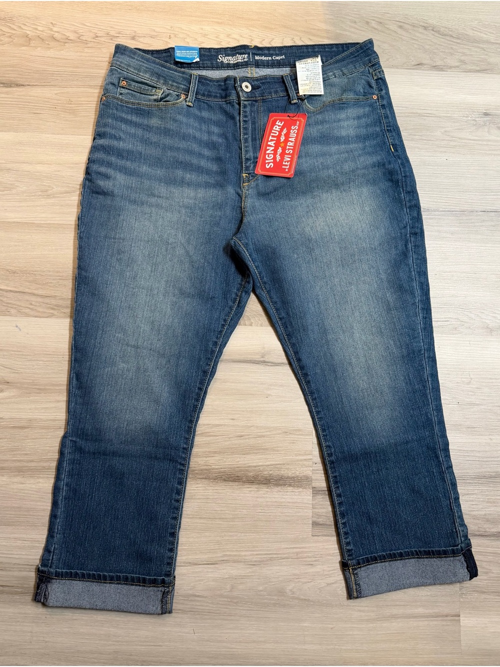 Signature by Levi Strauss Women's Dark Blue Cropped Jeans